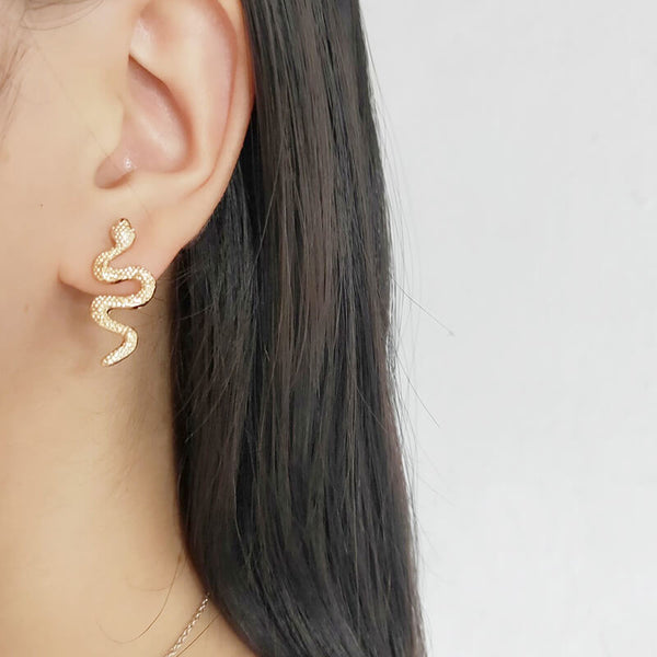 Fashion-Snake-Earrings-model