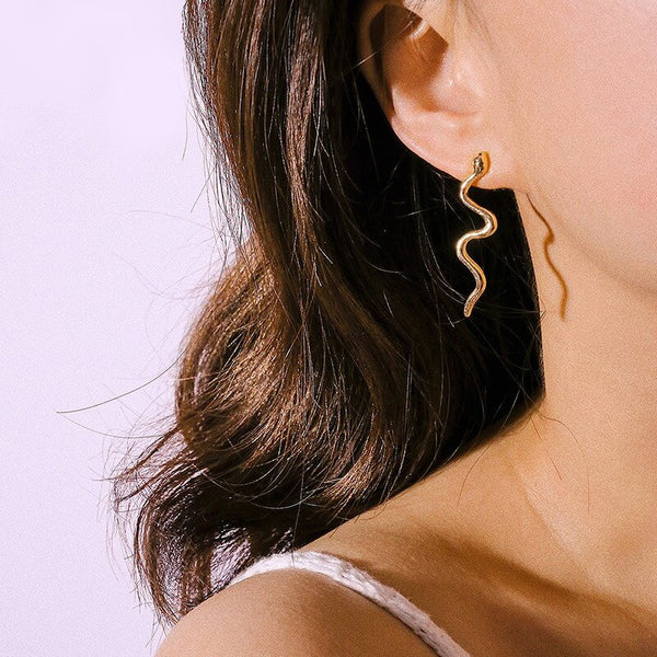 Sansa-Snake-Earrings-model