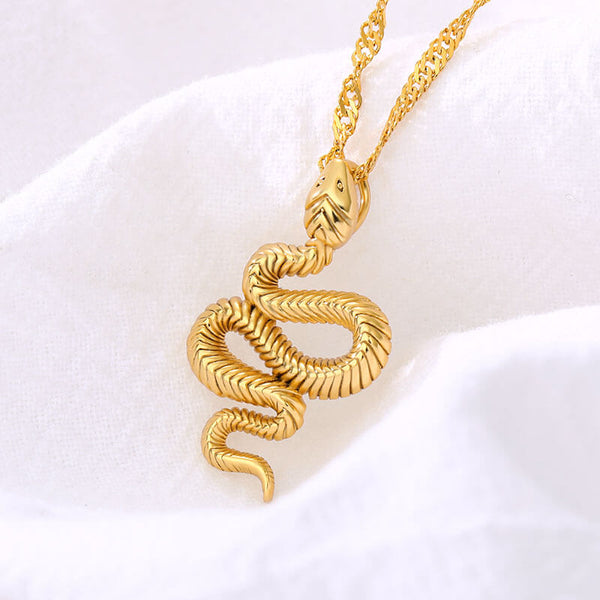 Snake-Pendant-Necklace-luxurious